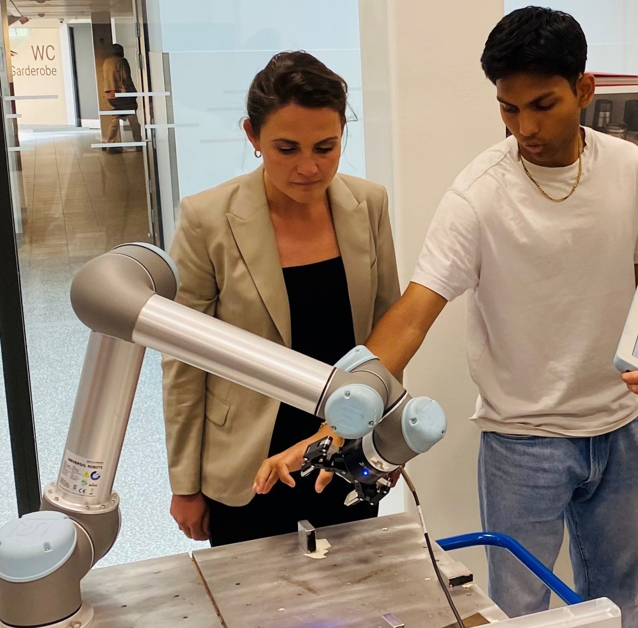 Bilde av Kunnskapsministeren og en elev ved Åsane vgs.