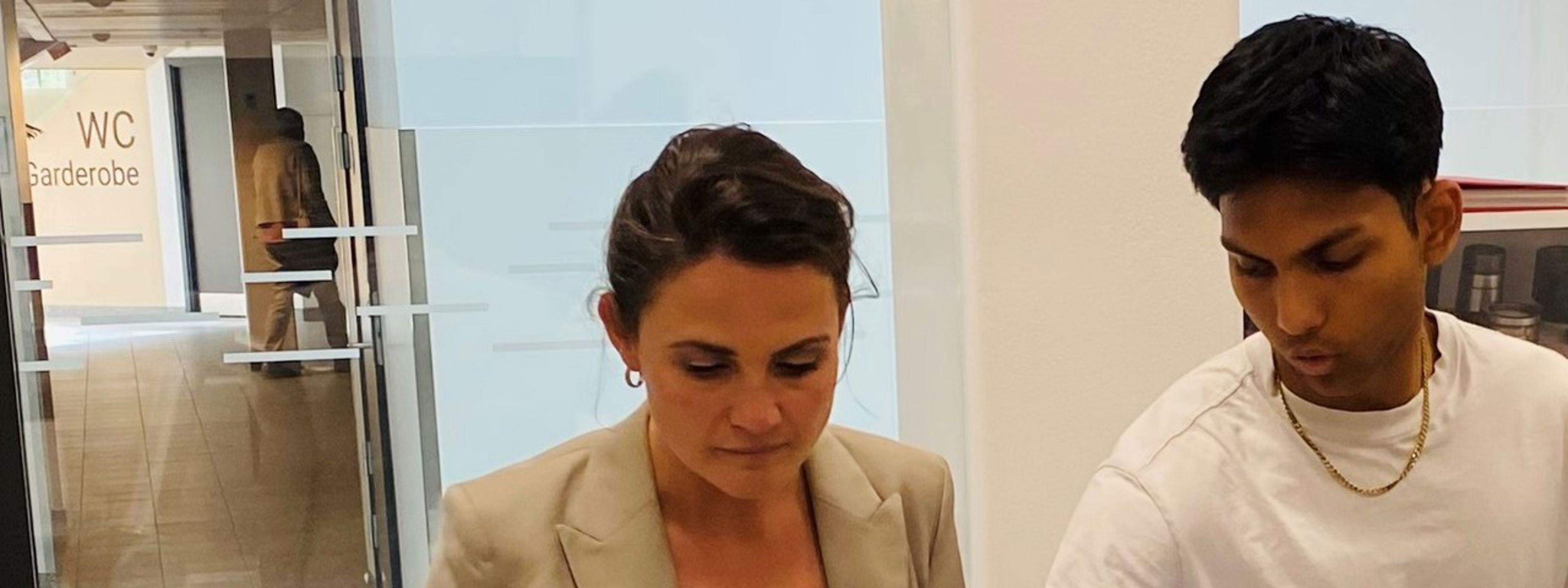 Bilde av Kunnskapsministeren og en elev ved Åsane vgs.