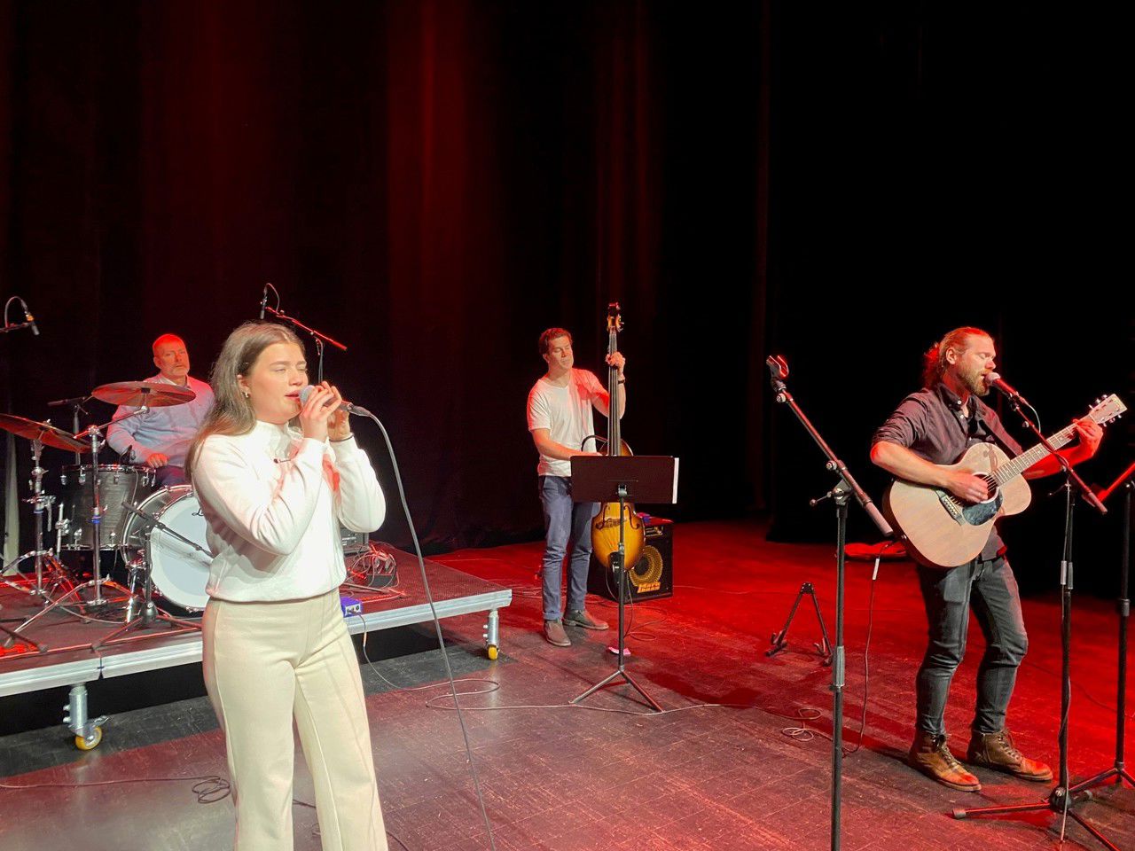 Elev som synger fra scenen i Åsane kultursal