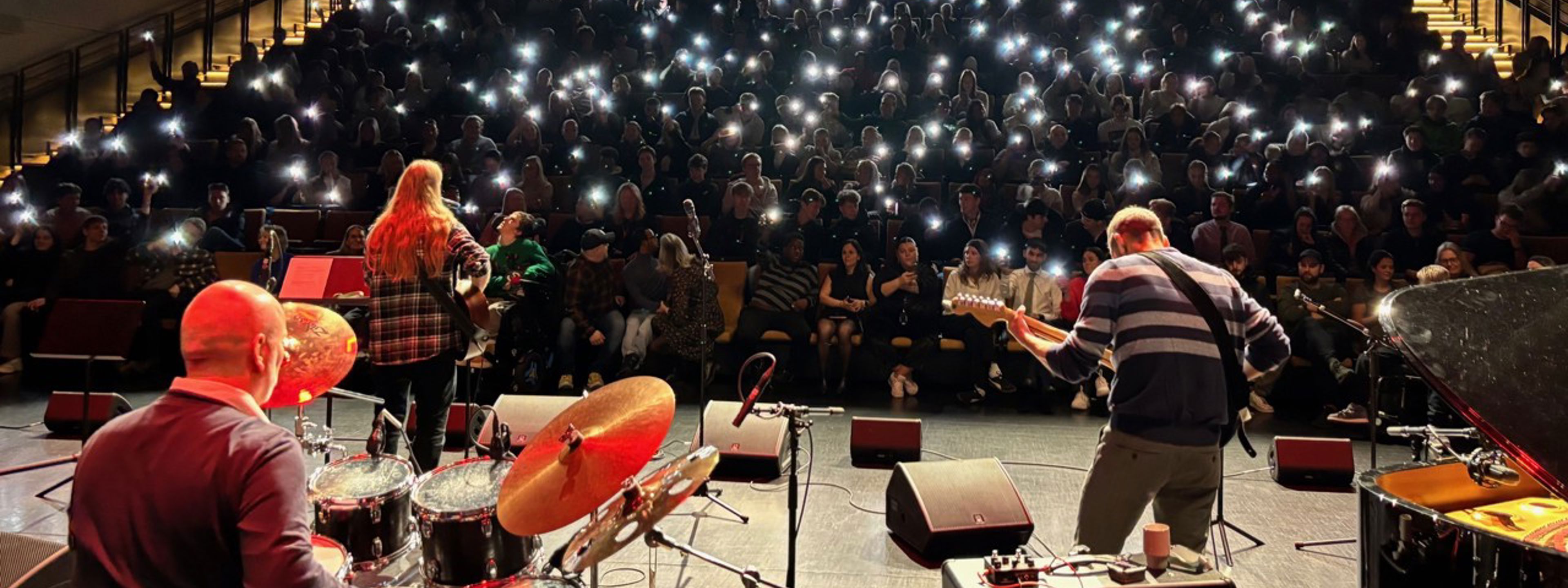 Juleavslutning i Åsane kultursal med elevane frå Åsane vgs